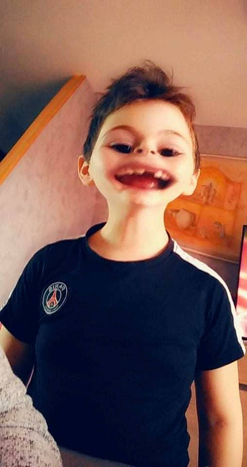 Naël participe au concours pour gagner de l'argent avec cette photo : chin, eyebrow, eyelash, facial_expression, flash_photography, forehead, hair, hairstyle, human, jaw, joint, joy, lip, mouth, neck, nose, organ, person, shoulder, skin