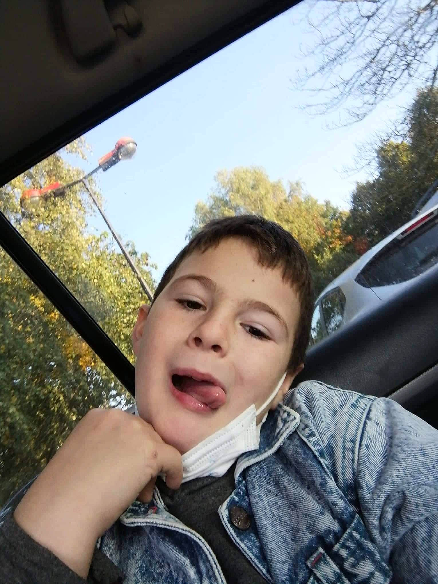 Naël participe au concours pour gagner de l'argent avec cette photo : car, chin, eye, eyebrow, face, facial_expression, finger, flash_photography, gesture, hairstyle, hand, happy, head, jaw, nose, organ, person, plant, sky, tree