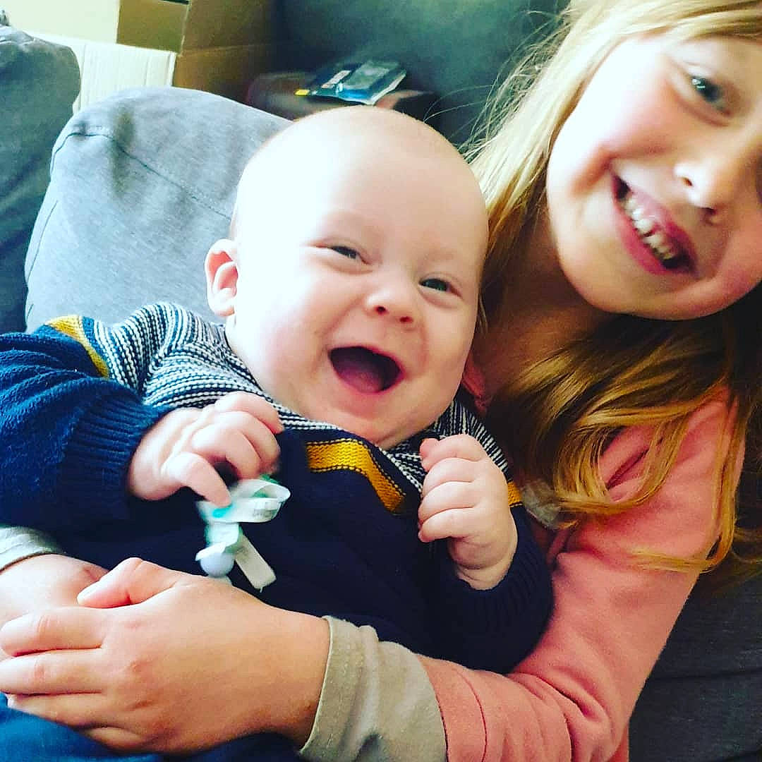 Alessio a rejoint le concours — aidez-le/la à gagner de superbes lots ! arm, baby, baby_toddler_clothing, cheek, cool, eye, face, finger, gesture, hand, happy, head, iris, joy, lip, mouth, nose, person, product, skin