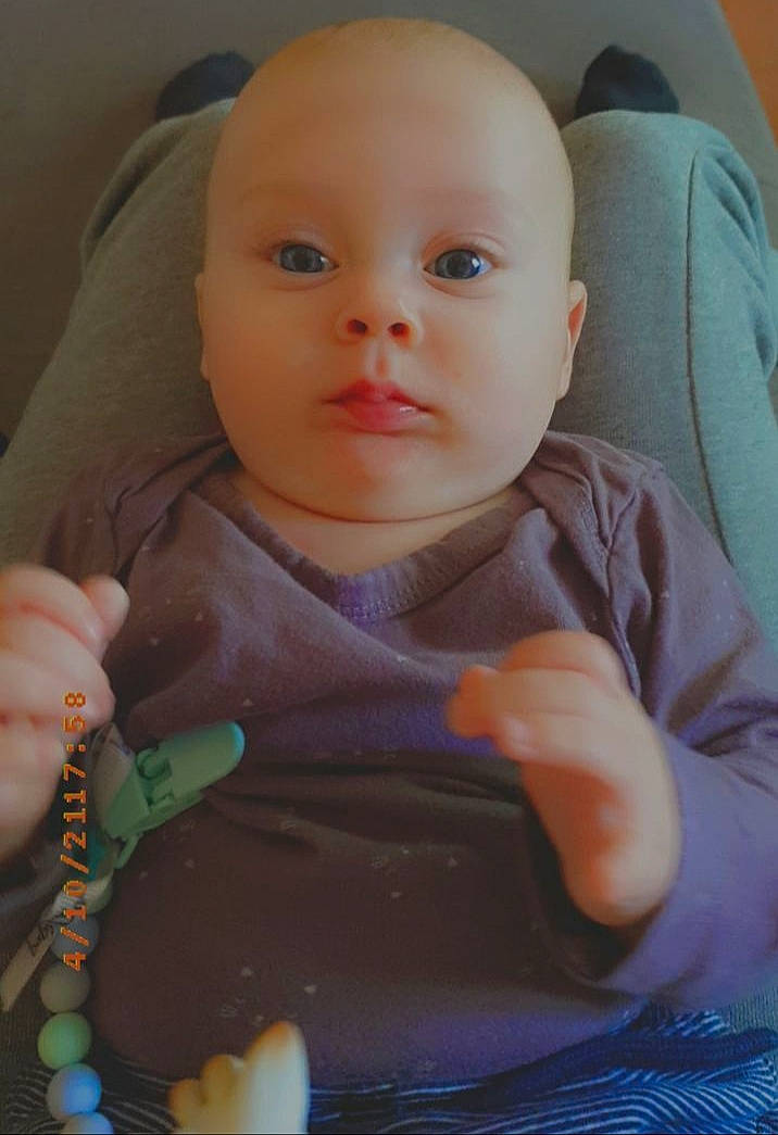 Alessio a rejoint le concours — aidez-le/la à gagner de superbes lots ! arm, baby_toddler_clothing, cheek, chin, comfort, eye, eyebrow, facial_expression, finger, gesture, hand, human, iris, lip, mouth, neck, nose, person, product, skin