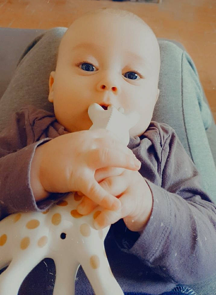 Alessio participe au concours pour gagner de l'argent avec cette photo : baby, baby_toddler_clothing, cheek, comfort, finger, lip, mammal, mouth, nail, neck, nose, organ, person, pink, product, skin, sleeve, textile, thumb, toddler