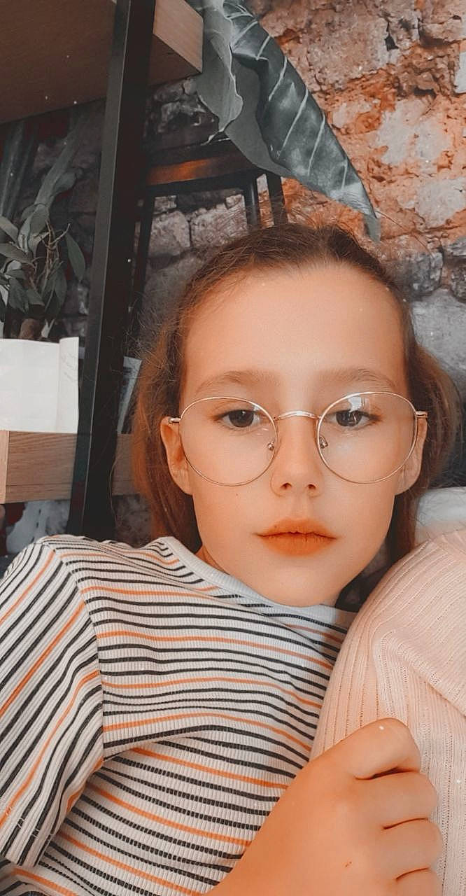 Keila a rejoint le concours — aidez-le/la à gagner de superbes lots ! cheek, chin, eye, eyebrow, eyelash, eyewear, flash_photography, forehead, fun, glasses, hairstyle, happy, iris, leisure, lip, mouth, nose, person, skin, vision_care