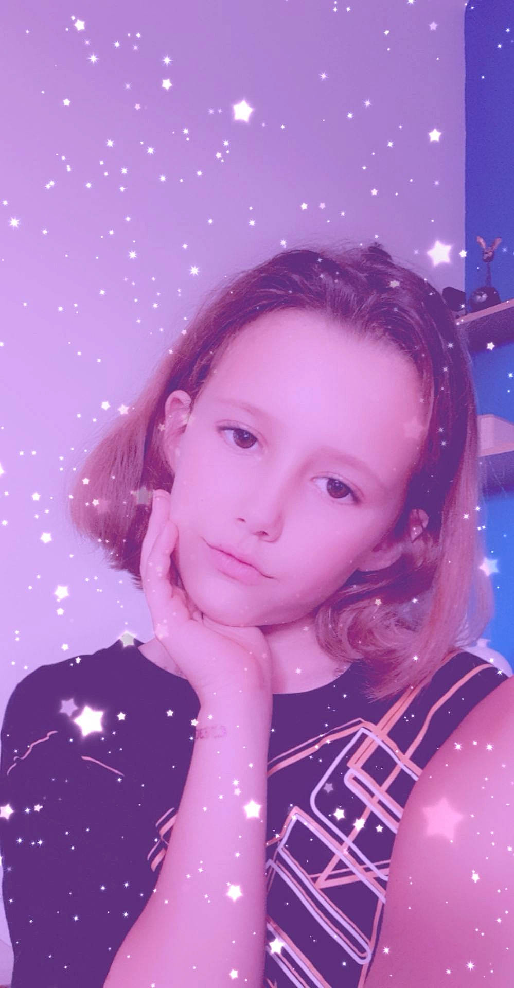 Keila participe au concours pour gagner de l'argent avec cette photo : audio_equipment, bangs, black_hair, brown_hair, electric_blue, event, eyebrow, eyelash, flash_photography, fun, happy, jewellery, lip, long_hair, magenta, pattern, person, pink, purple, space