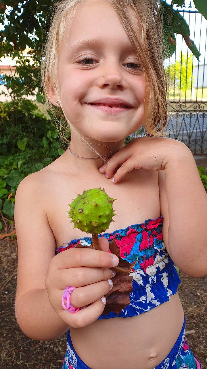 Castiel a rejoint le concours — aidez-le/la à gagner de superbes lots ! blond, broccoli, child, fence, finger, food, gesture, grass, green, hand, happy, joy, leaf, leaf_vegetable, people_in_nature, person, plant, produce, smile, summer