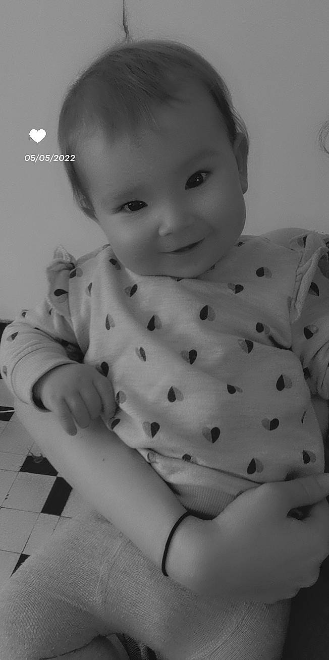 Coline a rejoint le concours — aidez-le/la à gagner de superbes lots ! arm, baby, baby_safety, baby_toddler_clothing, black_and_white, cheek, chest, comfort, face, finger, gesture, happy, iris, joint, lip, neck, nose, person, sleeve, smile