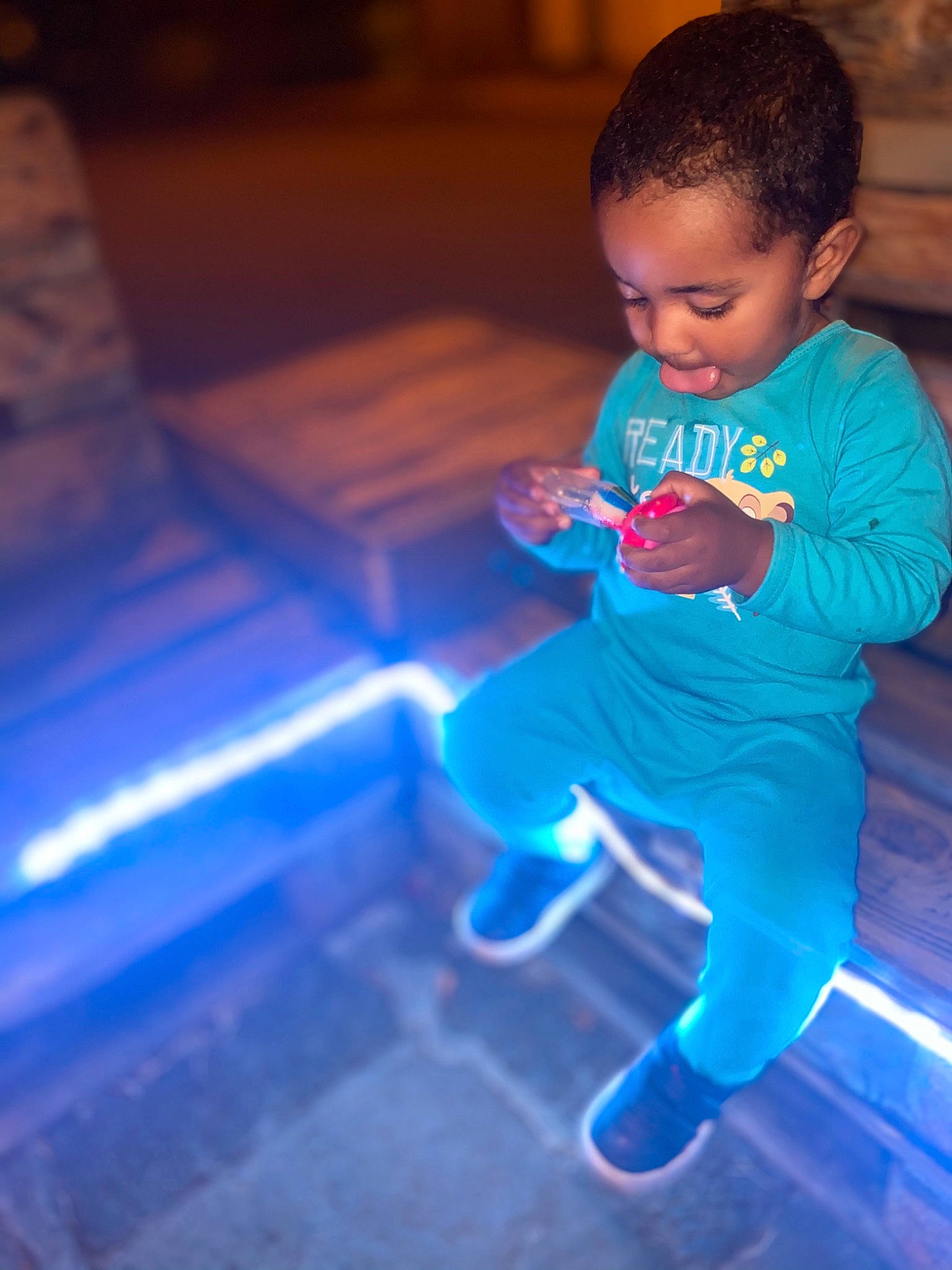 Djuan a rejoint le concours — aidez-le/la à gagner de superbes lots ! active_pants, ankle, baby, baby_toddler_clothing, child, floor, flooring, foot, nightwear, pajamas, person, play, sandal, shoe, slipper, sock, sweatpant, toddler, toe, walking_shoe