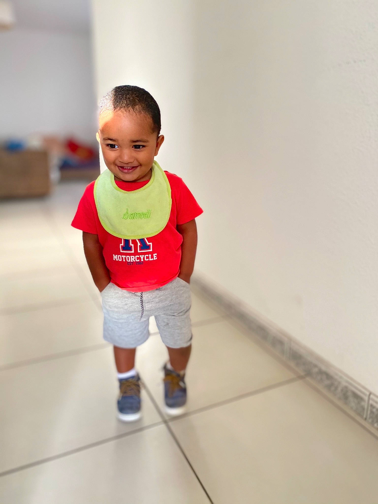 Djuan a rejoint le concours — aidez-le/la à gagner de superbes lots ! active_shorts, ankle, baby, baby_toddler_clothing, bermuda_shorts, calf, child, floor, flooring, human_leg, joy, knee, person, shorts, shoulder, sleeve, sneakers, sock, standing, t_shirt