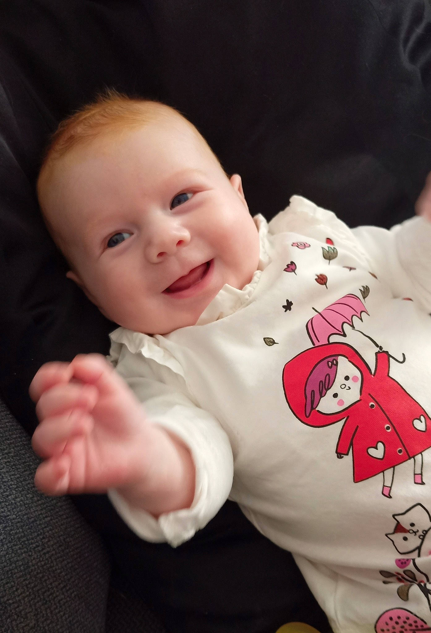 Mathilde a rejoint le concours — aidez-le/la à gagner de superbes lots ! baby, baby_toddler_clothing, beauty, cheek, chin, comfort, finger, flash_photography, gesture, happy, head, human, joy, lip, mammal, people, person, skin, sleeve, smile