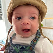 Harry a rejoint le concours — aidez-le/la à gagner de superbes lots ! baby, button, child, closeup, clothing, curious, cute, expression, fabric, face, hat, headwear, indoor, infant, overalls, person, portrait, smiling, soft_light, young_child