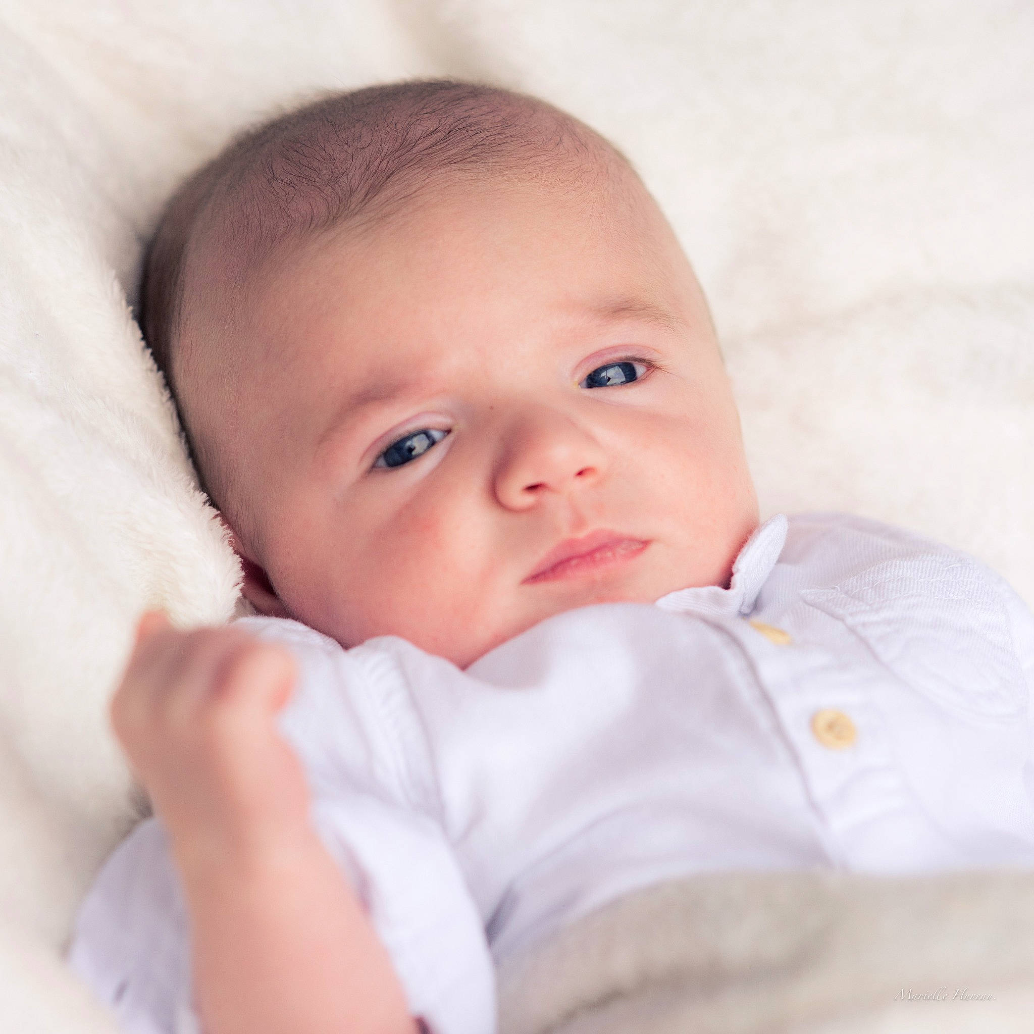 Lylio participe au concours pour gagner de l'argent avec cette photo : baby, baby_sleeping, baby_toddler_clothing, bedtime, cheek, comfort, eye, eyelash, gesture, happy, head, iris, linens, lip, nose, person, skin, sleeve, smile, thumb