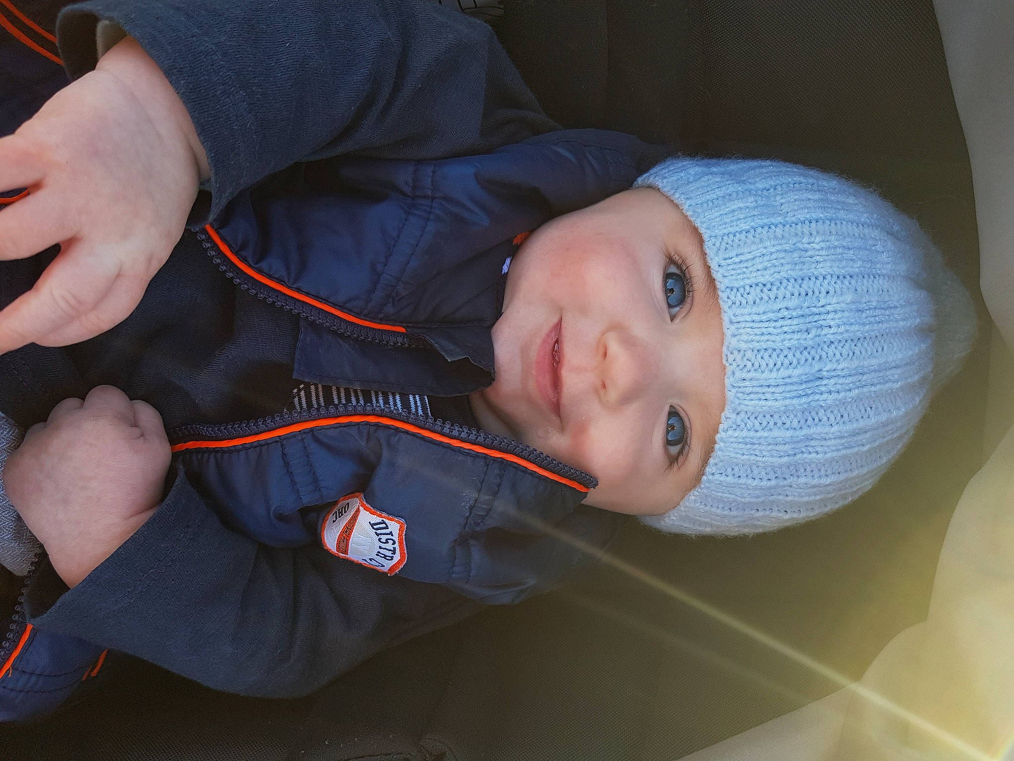 Lylio a rejoint le concours — aidez-le/la à gagner de superbes lots ! baby, baby_toddler_clothing, beanie, cap, child, comfort, elbow, electric_blue, fun, headgear, headwear, knit_cap, person, portrait_photography, sitting, sleeve, smile, thumb, toddler, woolen