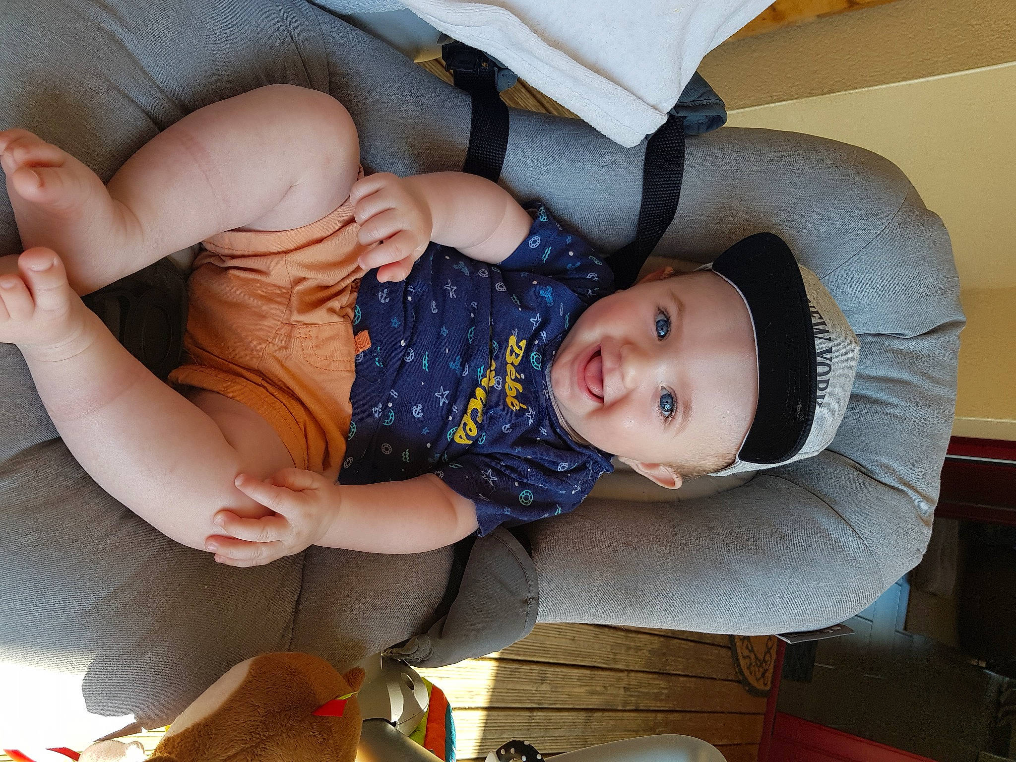 Lylio participe au concours pour gagner de l'argent avec cette photo : baby, baby_carriage, baby_products, baby_toddler_clothing, child, comfort, finger, gesture, hat, headwear, human_body, human_leg, knee, lap, mouth, nail, person, product, sitting, skin