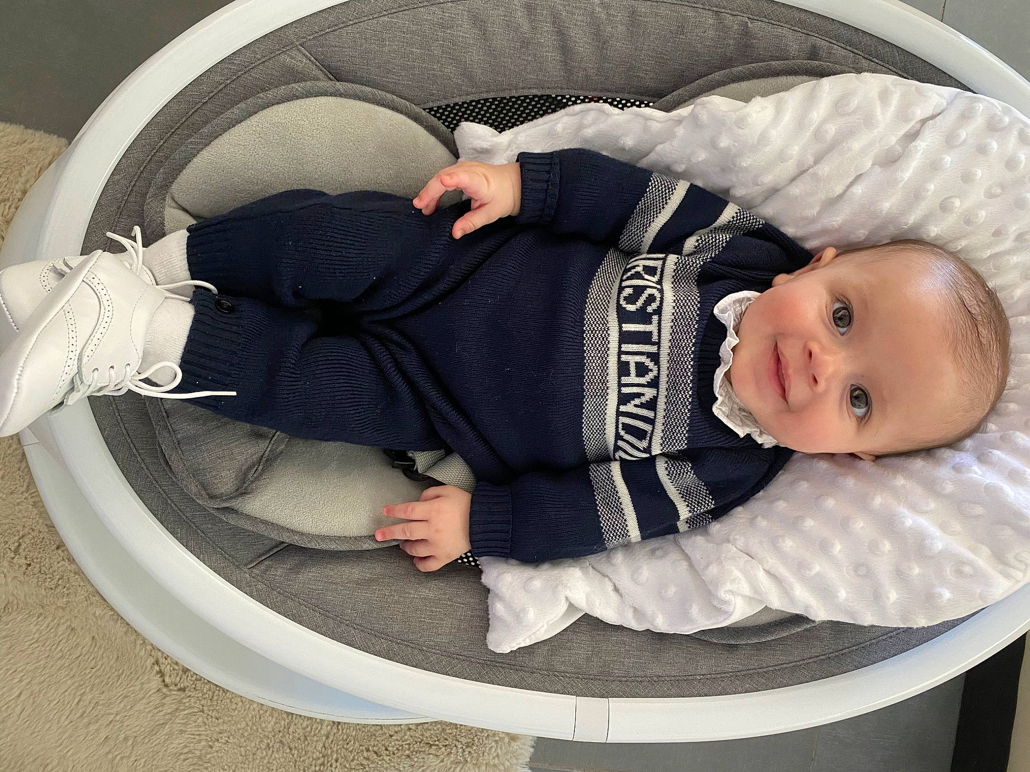 Jaïden a rejoint le concours — aidez-le/la à gagner de superbes lots ! automotive_tire, baby, baby_carriage, baby_products, baby_safety, baby_sleeping, baby_toddler_clothing, child, circle, comfort, human_body, infant_bed, organ, oval, person, product, sitting, sleeve, smile, toddler