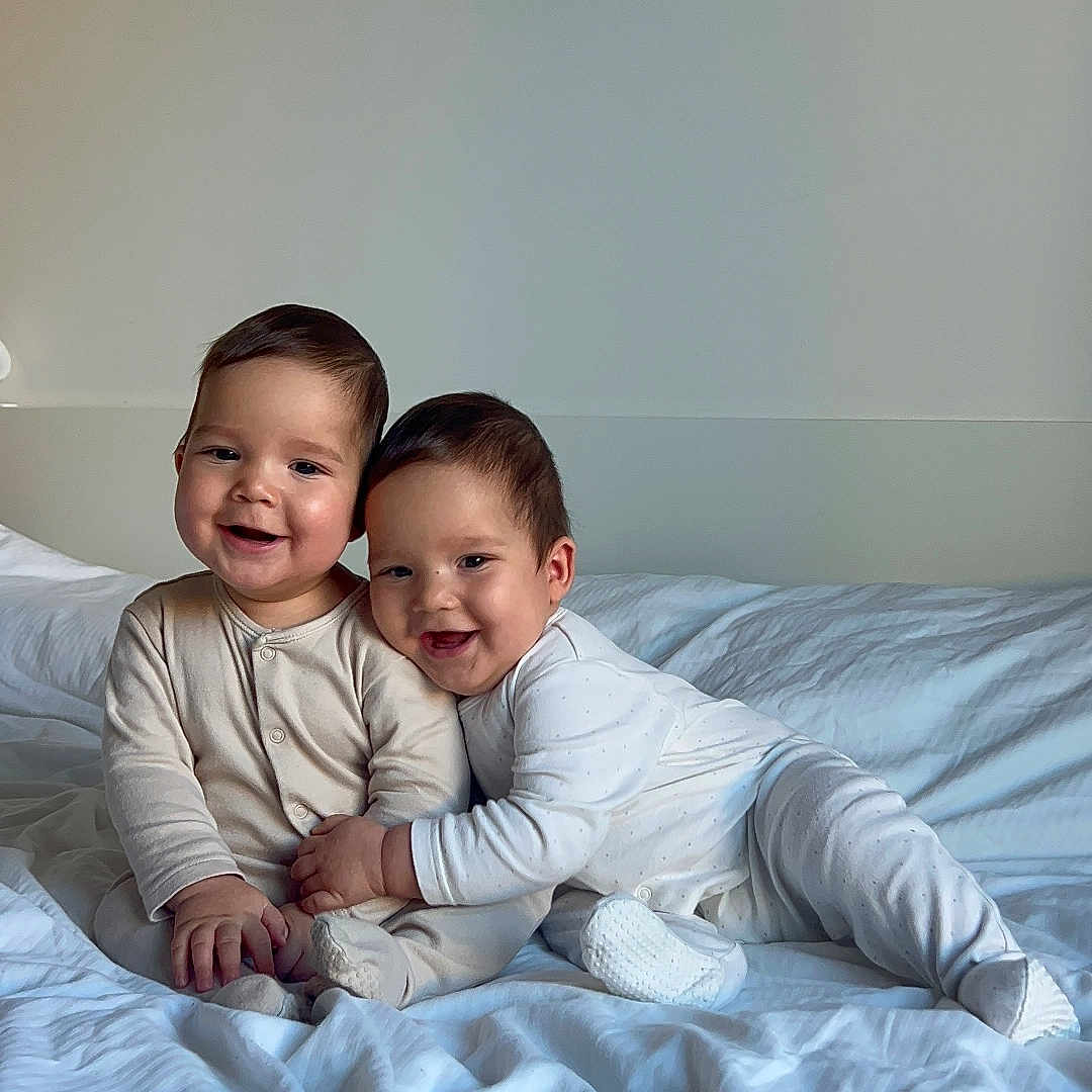 Raphael And Samuel a rejoint le concours — aidez-le/la à gagner de superbes lots ! babies, baby, bed, blanket, child, clothing, cozy, cute, family, happy, hug, infant, love, pajamas, person, portrait, sleepwear, smile, toddler, together