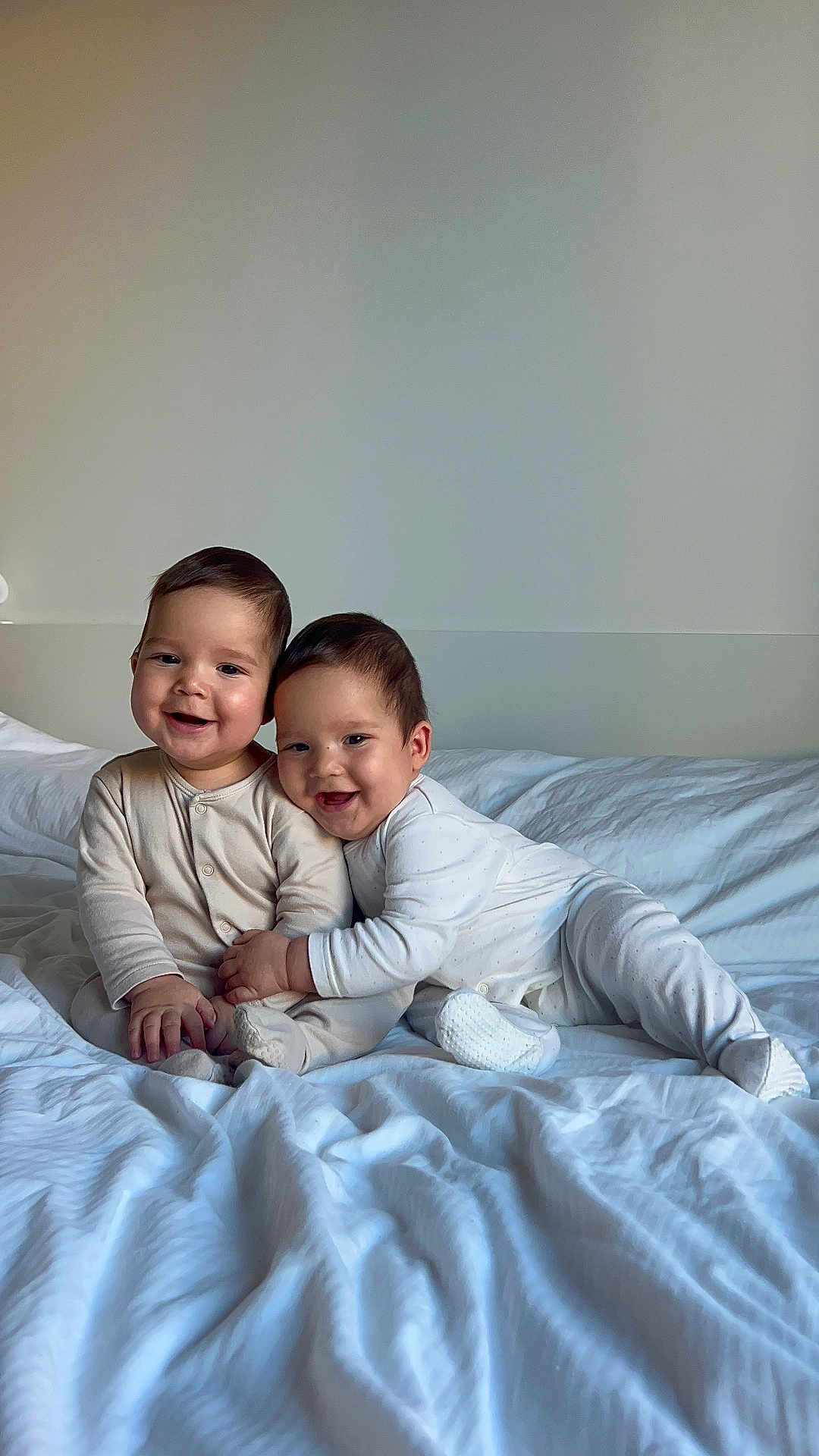 Raphael And Samuel a rejoint le concours — aidez-le/la à gagner de superbes lots ! baby, babies, bed, blanket, child, clothing, cozy, cute, family, happy, hug, infant, love, pajamas, person, portrait, sleepwear, smile, toddler, together