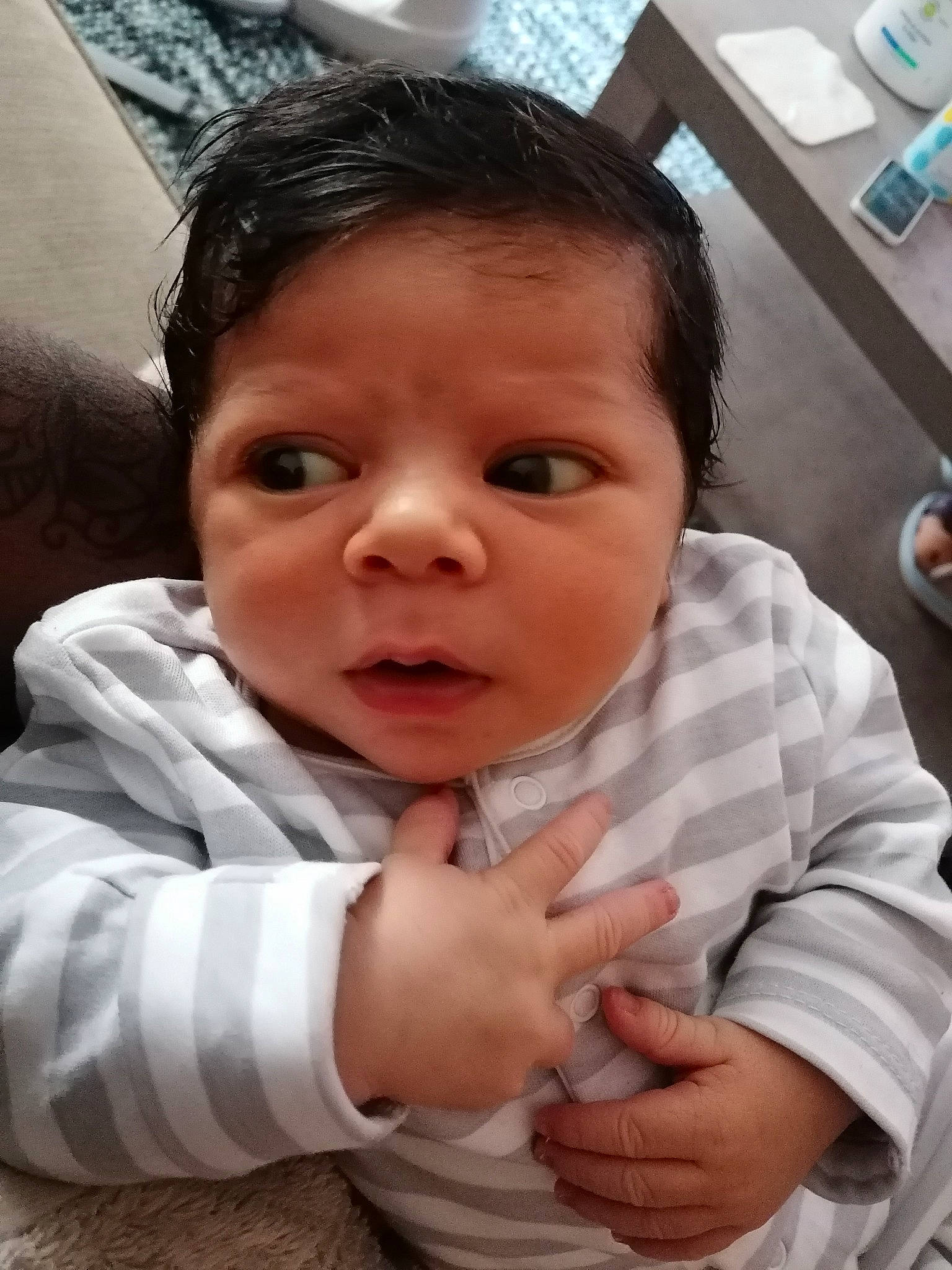 Cyrian a rejoint le concours — aidez-le/la à gagner de superbes lots ! baby_toddler_clothing, cheek, chin, ear, eyebrow, eyelash, facial_expression, finger, gesture, hairstyle, hand, happy, head, iris, lip, mouth, neck, nose, person, skin