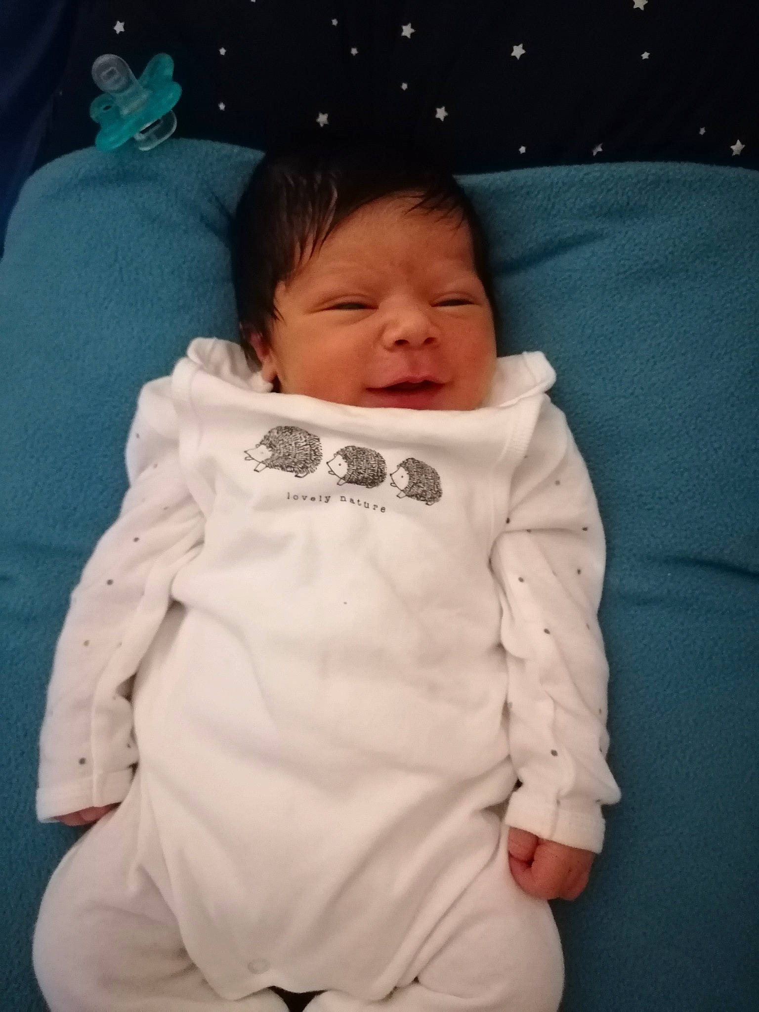 Cyrian a rejoint le concours — aidez-le/la à gagner de superbes lots ! baby, baby_products, baby_sleeping, baby_toddler_clothing, cheek, child, collar, comfort, face, facial_expression, happy, head, linens, nose, pattern, person, room, skin, sleeve, toddler