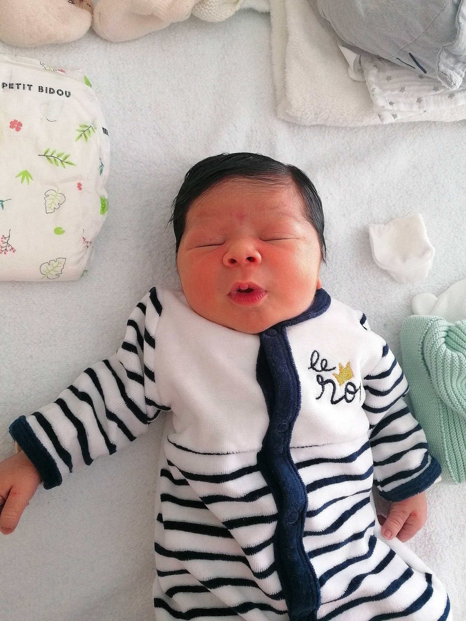 Cyrian a rejoint le concours — aidez-le/la à gagner de superbes lots ! baby, baby_sleeping, baby_toddler_clothing, cheek, child, collar, comfort, fur, happy, linens, long_sleeved_t_shirt, outerwear, pattern, person, room, skin, sleeve, t_shirt, textile, toddler