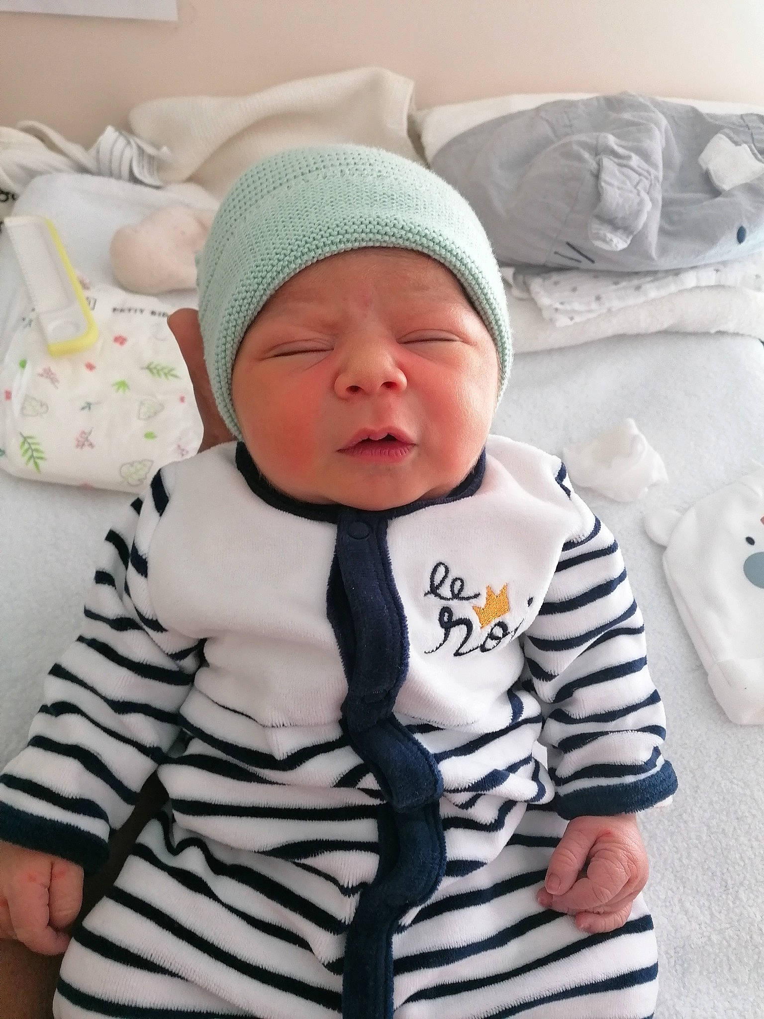 Cyrian a rejoint le concours — aidez-le/la à gagner de superbes lots ! baby, baby_sleeping, baby_toddler_clothing, cap, cheek, child, clothing, collar, comfort, cool, headwear, knit_cap, linens, outerwear, pattern, person, sitting, skin, sleeve, t_shirt