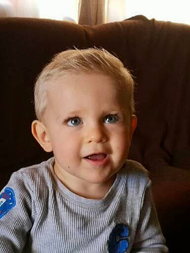 Lylian participe au concours pour gagner de l'argent avec cette photo : baby, baby_toddler_clothing, cheek, comfort, ear, eye, eyebrow, eyelash, forehead, hair, iris, lip, mouth, neck, nose, person, skin, sleeve, smile, t_shirt