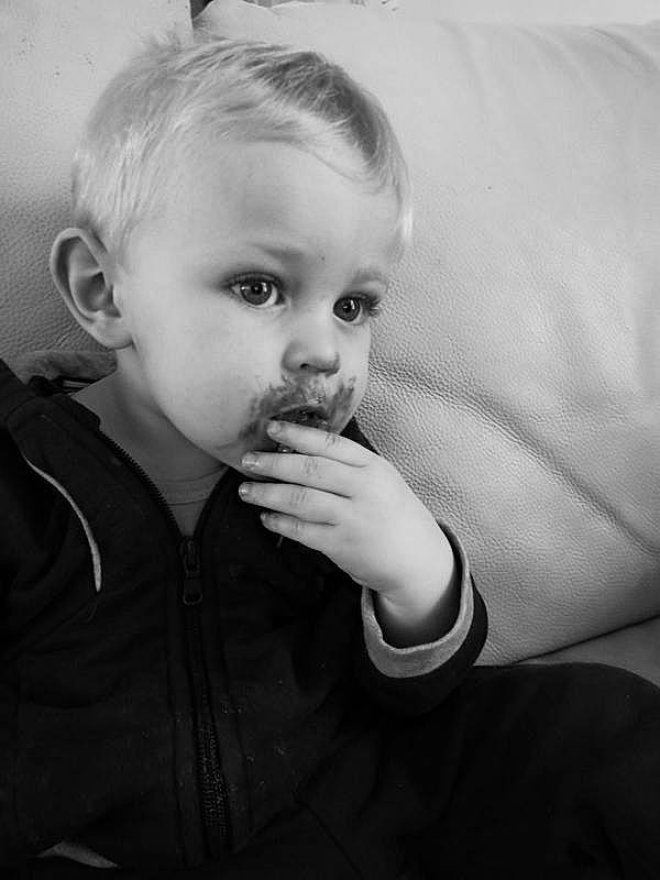 Lylian a rejoint le concours — aidez-le/la à gagner de superbes lots ! arm, black_and_white, eyebrow, finger, flash_photography, gesture, grey, hair, hairstyle, hand, happy, human, lip, monochrome, monochrome_photography, mouth, nose, person, skin, style