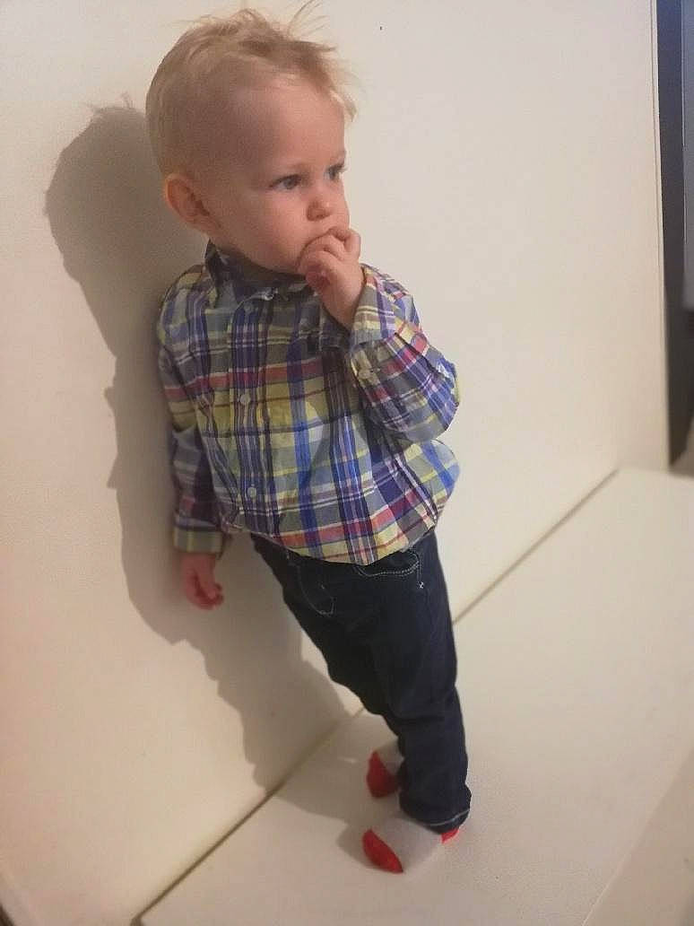 Lylian a rejoint le concours — aidez-le/la à gagner de superbes lots ! baby_toddler_clothing, collar, dress_shirt, face, floor, flooring, hair, hairstyle, head, human_body, leg, neck, person, plaid, shirt, shoulder, sleeve, t_shirt, tartan, textile
