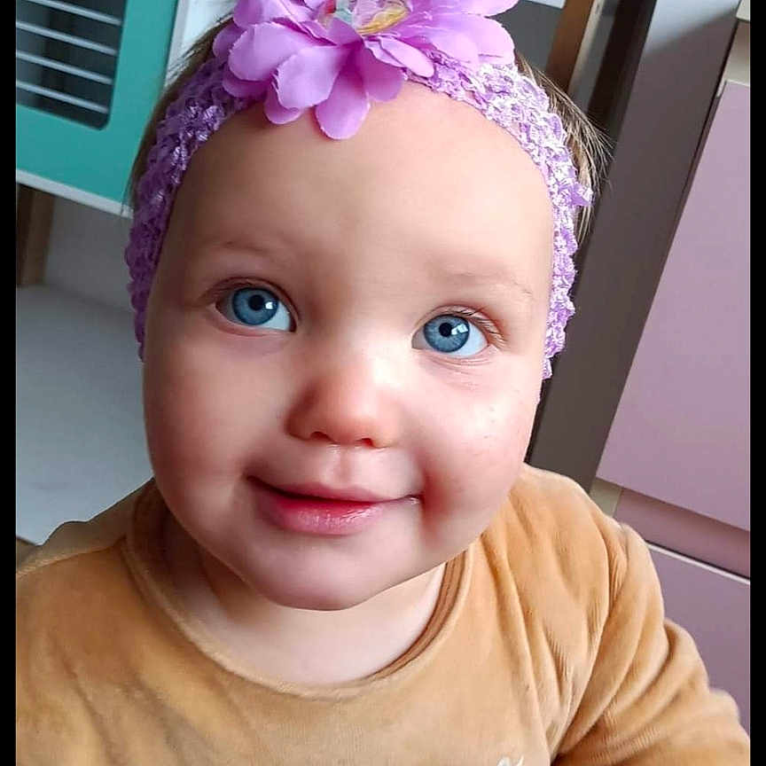 Lana a rejoint le concours — aidez-le/la à gagner de superbes lots ! accessories, baby, bodypart, cap, clothing, device, face, finger, hand, happy, hat, head, headband, indoors, kitchen, person, photography, portrait, purple, smile