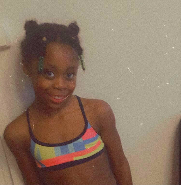 Ivy a rejoint le concours — aidez-le/la à gagner de superbes lots ! abdomen, arm, bathing, black_hair, brassiere, chest, fun, hair, happy, head, joy, lingerie_top, neck, person, smile, swimsuit_top, swimwear, thigh, trunk, undergarment