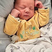 Maylone participe au concours pour gagner de l'argent avec cette photo : baby, blanket, closeup, cozy, cute, face, hand, indoors, infant, newborn, pacifier, peaceful, pillow, resting, simba, sleeping, soft_texture, star_pattern, wrapped, yellow_clothing