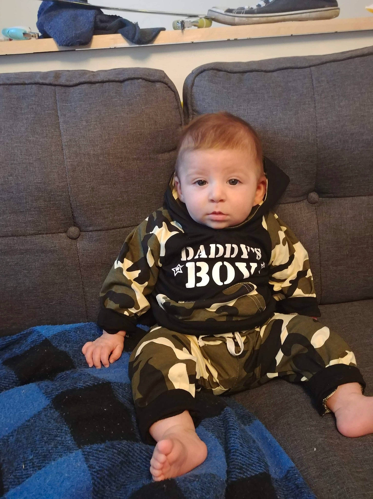 Léonard a rejoint le concours — aidez-le/la à gagner de superbes lots ! ankle, armrest, baby, baby_toddler_clothing, barefoot, child, comfort, couch, foot, human_body, lap, living_room, mouth, nightwear, person, plaid, sitting, sock, sofa_bed, thumb