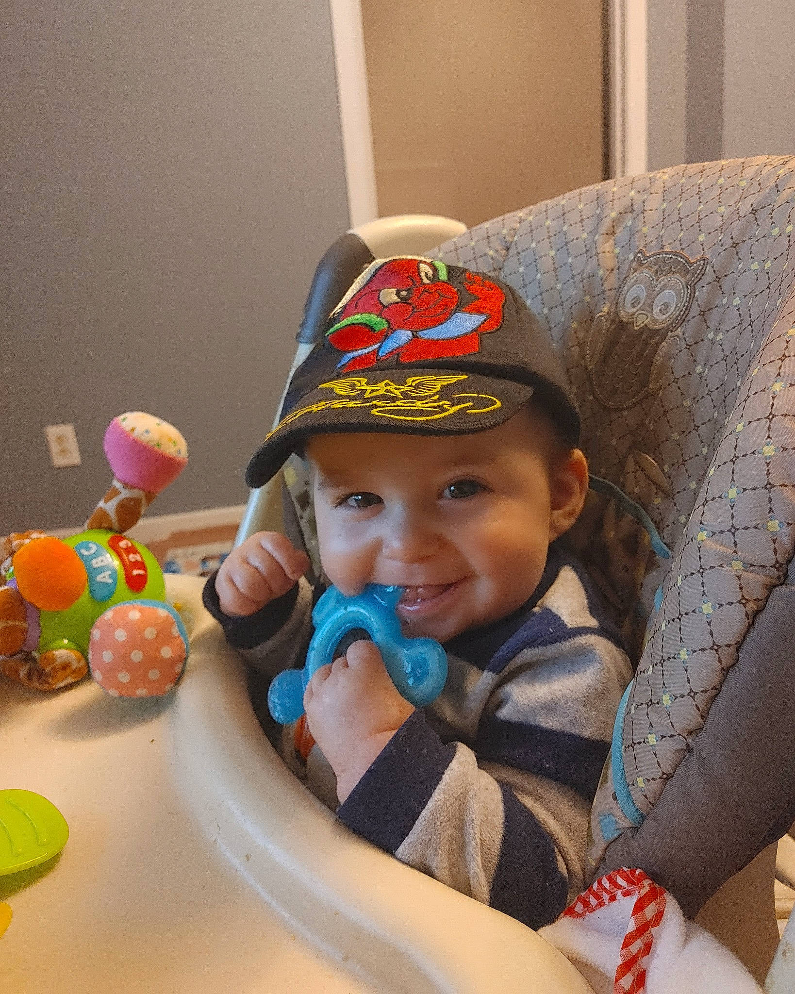 Léonard a rejoint le concours — aidez-le/la à gagner de superbes lots ! baby, baby_laughing, baby_products, baby_toys, child, costume_accessory, costume_hat, headwear, joy, laugh, nose, party_supply, person, plastic, sweetness, toddler