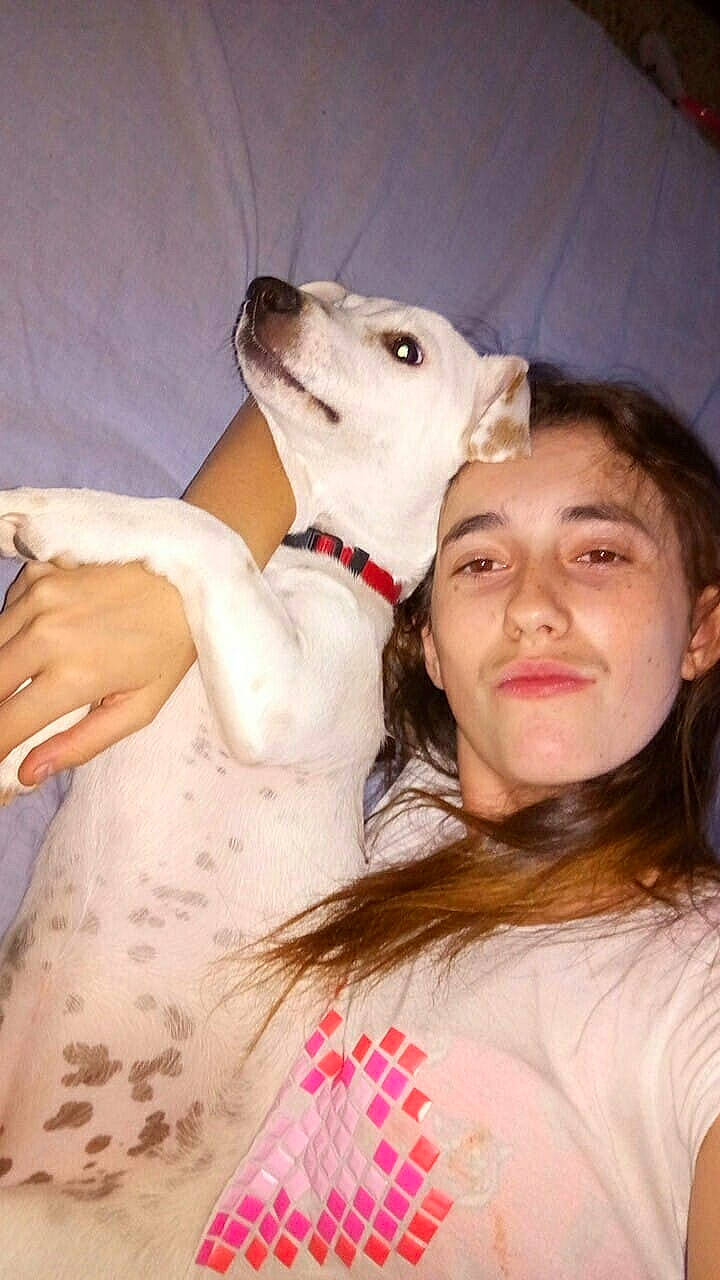 Princese participe au concours pour gagner de l'argent avec cette photo : carnivoran, cheek, dog, dog_breed, dog_like_mammal, ear, face, girl, head, mammal, mouth, neck, nose, person, skin, smile, snout, vertebrate