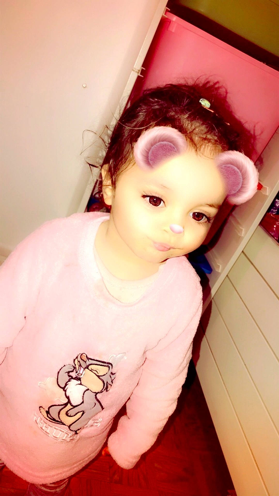 Inaya participe au concours pour gagner de l'argent avec cette photo : brown_hair, cheek, child, doll, ear, eye, eyebrow, eyelash, girl, hair_coloring, hairstyle, human_hair_color, joint, lip, organ, person, pink, shoulder, skin, smile