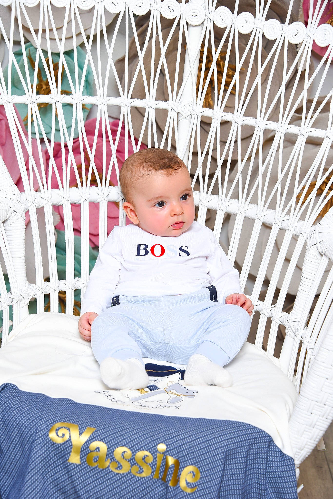 Yassine participe au concours pour gagner de l'argent avec cette photo : baby, baby_products, baby_safety, baby_toddler_clothing, child, comfort, flooring, fun, happy, infant_bed, leisure, pattern, person, product, room, sitting, sleeve, textile, toddler, white