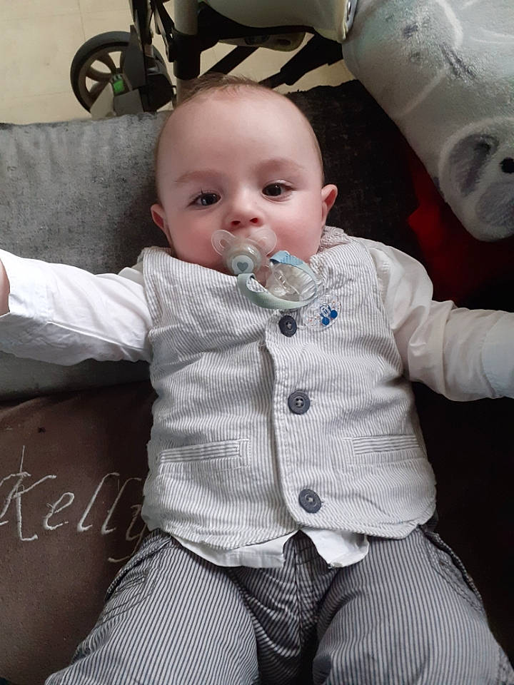 Malo participe au concours pour gagner de l'argent avec cette photo : baby, baby_products, baby_toddler_clothing, cheek, child, comfort, eye, fur, happy, head, iris, mouth, pattern, person, room, sitting, skin, sleeve, textile, toddler