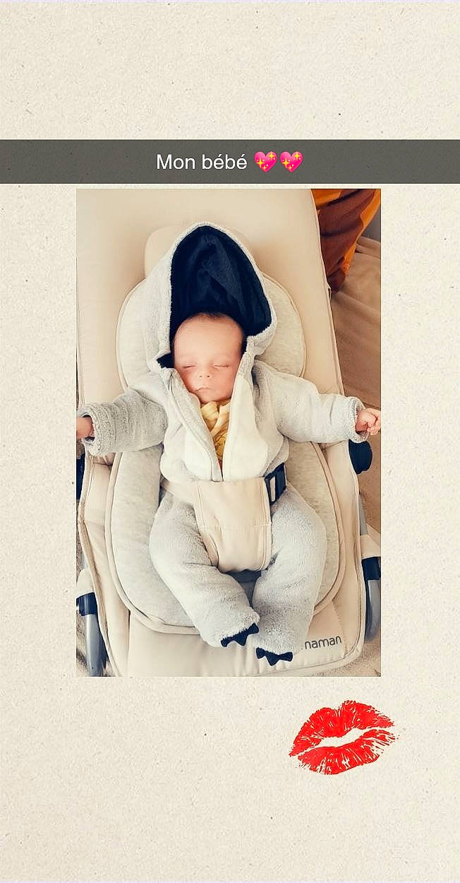 Malo a rejoint le concours — aidez-le/la à gagner de superbes lots ! baby, baby_products, baby_sleeping, baby_toddler_clothing, beanie, carmine, child, comfort, font, happy, hood, jacket, linens, outerwear, person, photo_caption, sitting, sleeve, textile, thumb