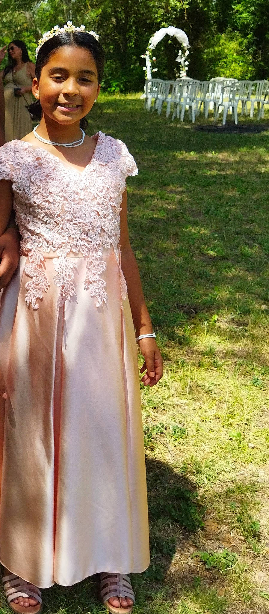 Mélissa participe au concours pour gagner de l'argent avec cette photo : bridal_accessory, bridal_clothing, bridal_party_dress, day_dress, dress, embellishment, event, eyewear, fashion_design, formal_wear, gown, grass, jewellery, joy, neck, one_piece_garment, person, sleeve, trunk, waist