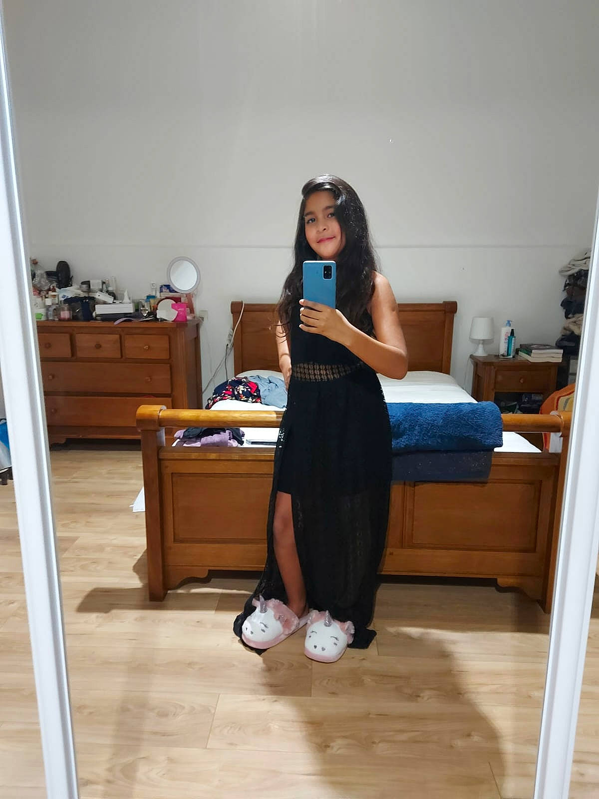 Mélissa participe au concours pour gagner de l'argent avec cette photo : dress, fashion_design, floor, flooring, hair, hardwood, human_leg, joy, knee, laminate_flooring, leg, long_hair, person, shoe, sportswear, sunglasses, t_shirt, table, thigh, trunk