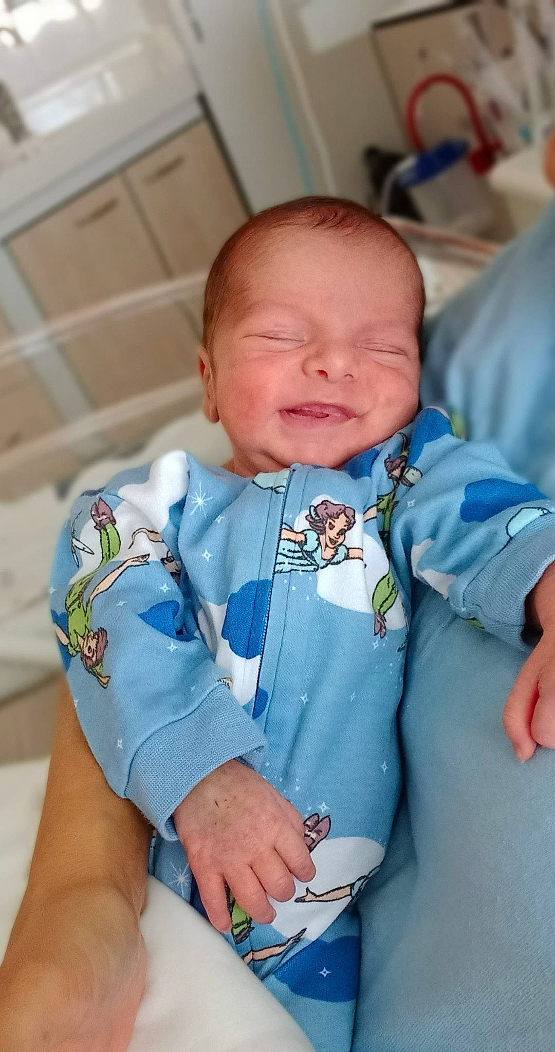 Dan participe au concours pour gagner de l'argent avec cette photo : abdomen, azure, baby, baby_products, baby_toddler_clothing, bib, cheek, child, collar, comfort, electric_blue, finger, fun, happy, person, sitting, skin, sleeve, smile, thumb