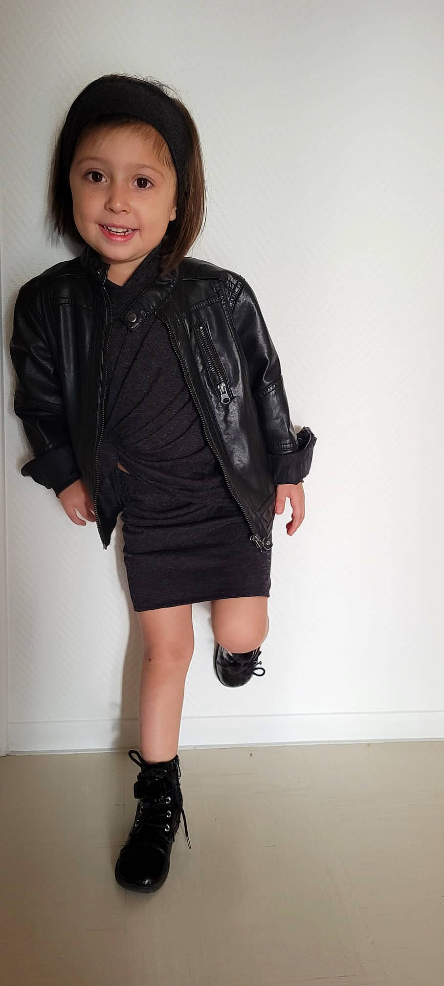 Meylin participe au concours pour gagner de l'argent avec cette photo : black_hair, blazer, clothing, collar, fashion_design, formal_wear, hair, joint, joy, knee, leg, neck, outerwear, person, shoe, sleeve, smile, standing, street_fashion, t_shirt