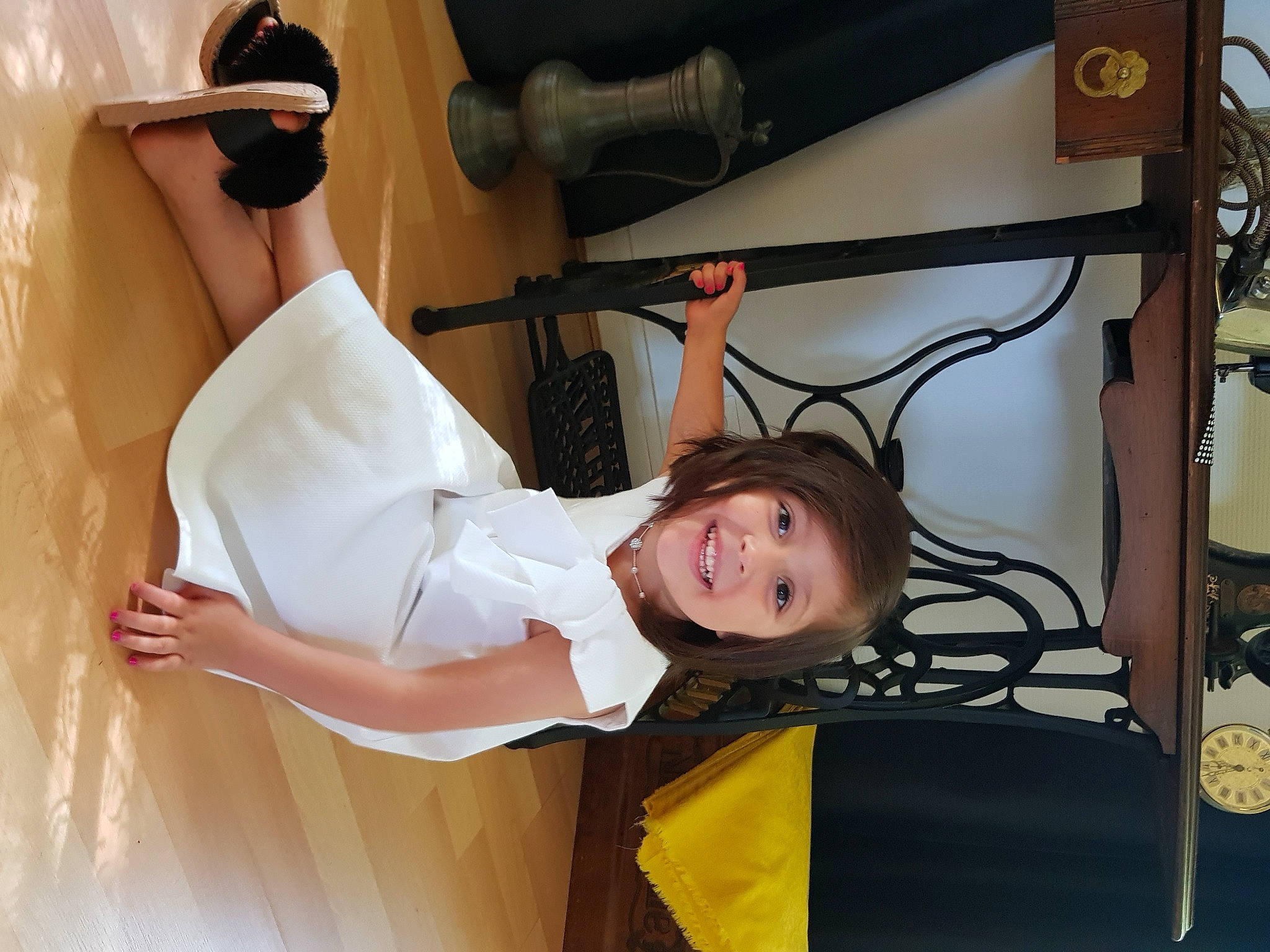 Meylin a rejoint le concours — aidez-le/la à gagner de superbes lots ! audio_equipment, bridal_accessory, bridal_clothing, child, comfort, dress, elbow, event, formal_wear, fun, happy, human_leg, joy, person, room, smile, thigh, toddler, wedding_dress