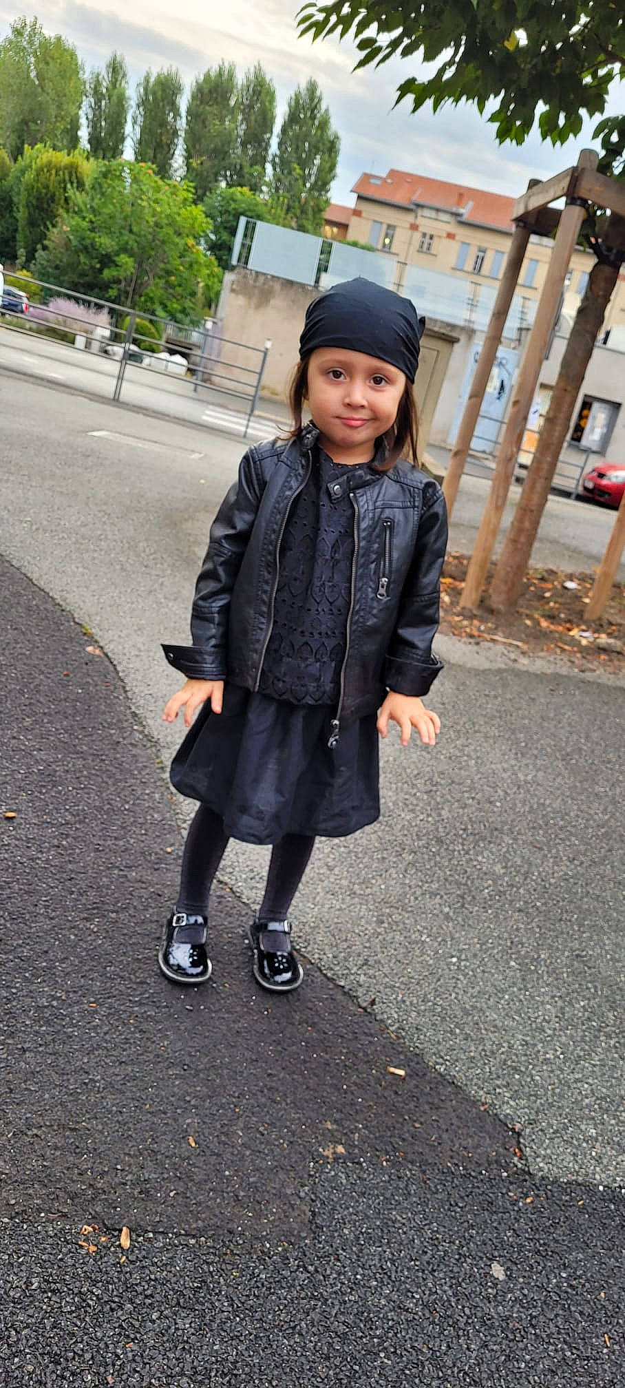 Meylin a rejoint le concours — aidez-le/la à gagner de superbes lots ! asphalt, cap, denim, electric_blue, fashion_accessory, footwear, hat, headgear, headwear, jacket, joy, outerwear, pattern, person, plaid, recreation, road, road_surface, sleeve, smile