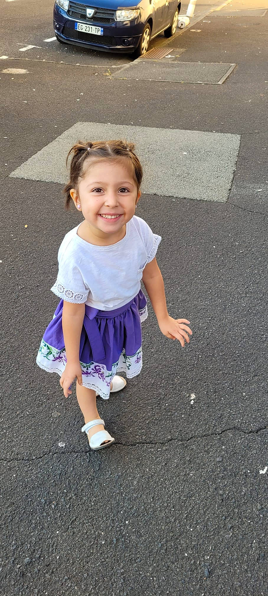 Meylin a rejoint le concours — aidez-le/la à gagner de superbes lots ! arm, asphalt, baby_toddler_clothing, child, electric_blue, fun, happy, human_leg, joy, leg, magenta, pattern, person, pink, recreation, road_surface, sandal, sleeve, smile, sunglasses