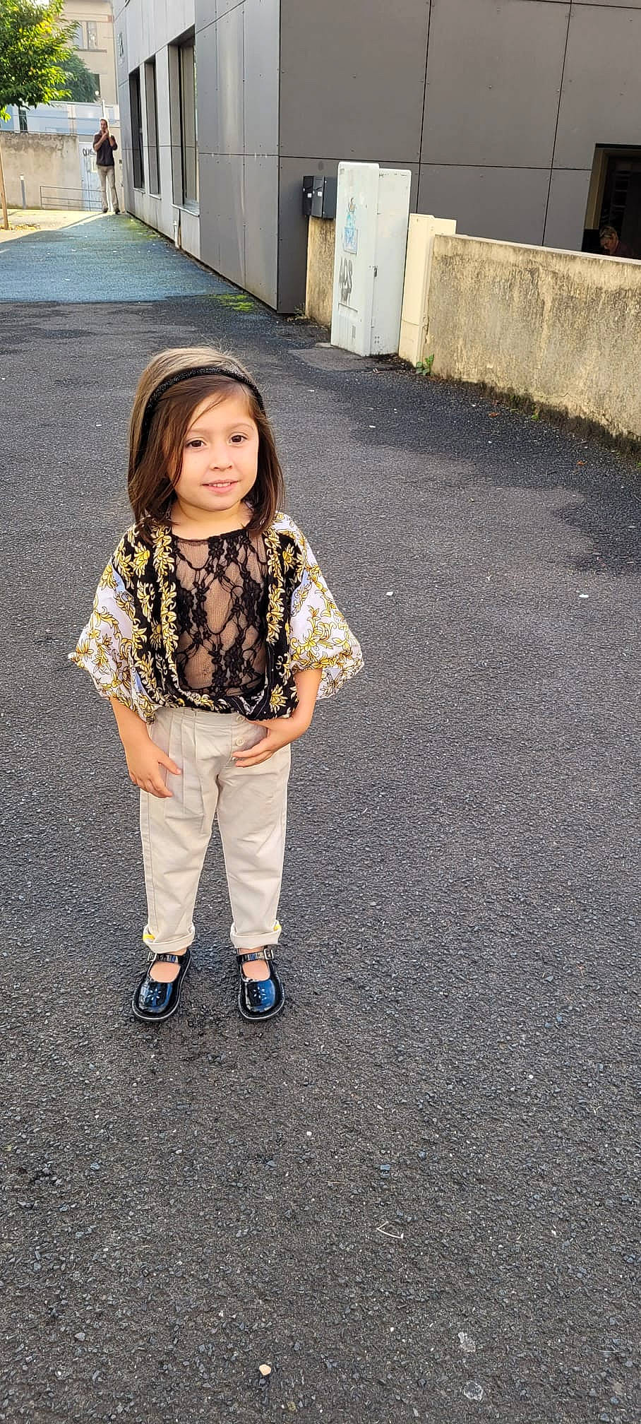 Meylin a rejoint le concours — aidez-le/la à gagner de superbes lots ! asphalt, denim, eye, face, flash_photography, flooring, footwear, fun, grass, happy, human_leg, joy, pattern, person, road, road_surface, sidewalk, sleeve, sneakers, street_fashion