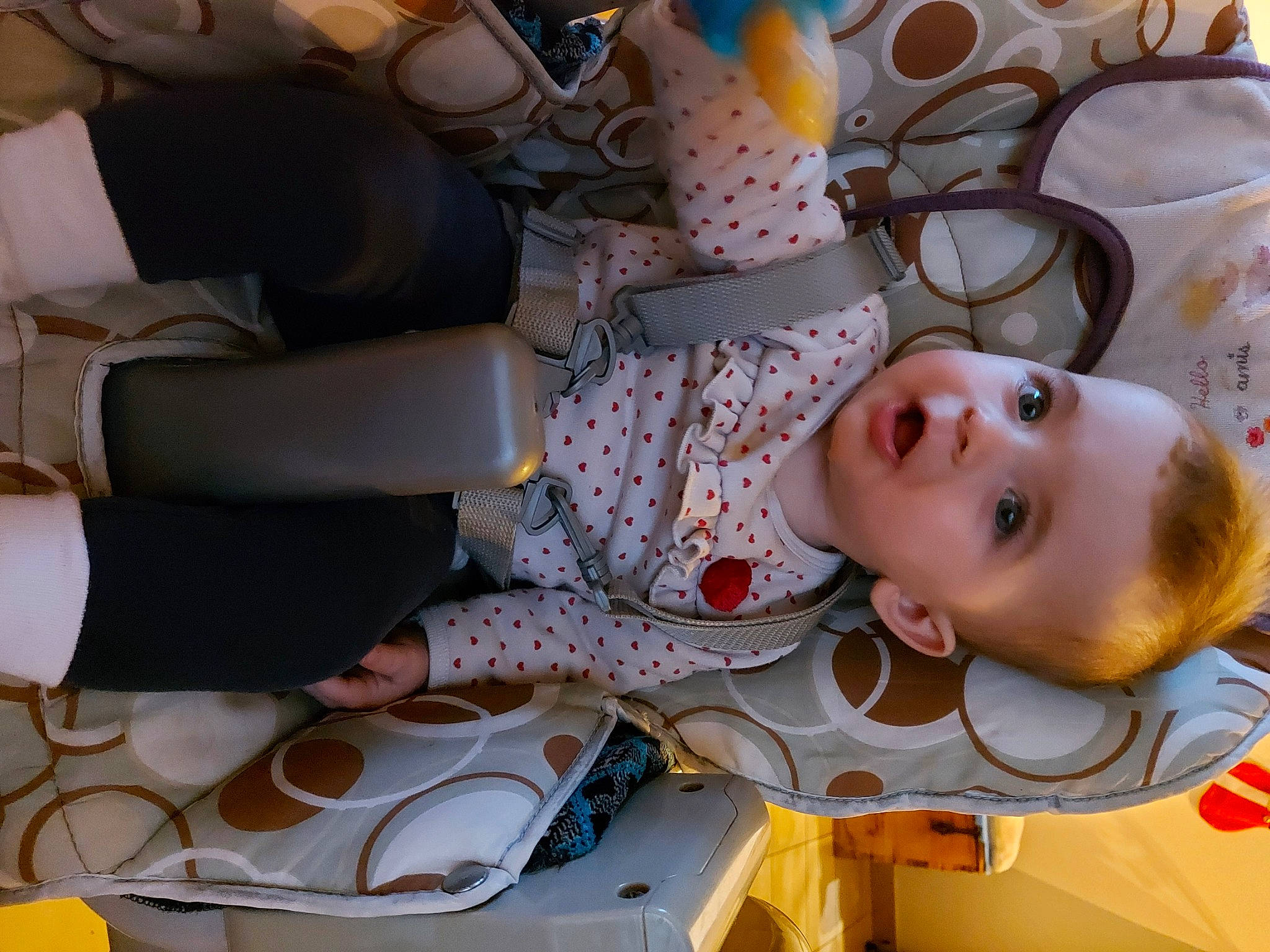 Amalya a rejoint le concours — aidez-le/la à gagner de superbes lots ! baby, baby_products, baby_toddler_clothing, child, comfort, fun, pattern, person, room, textile, toddler, white, wood, yellow