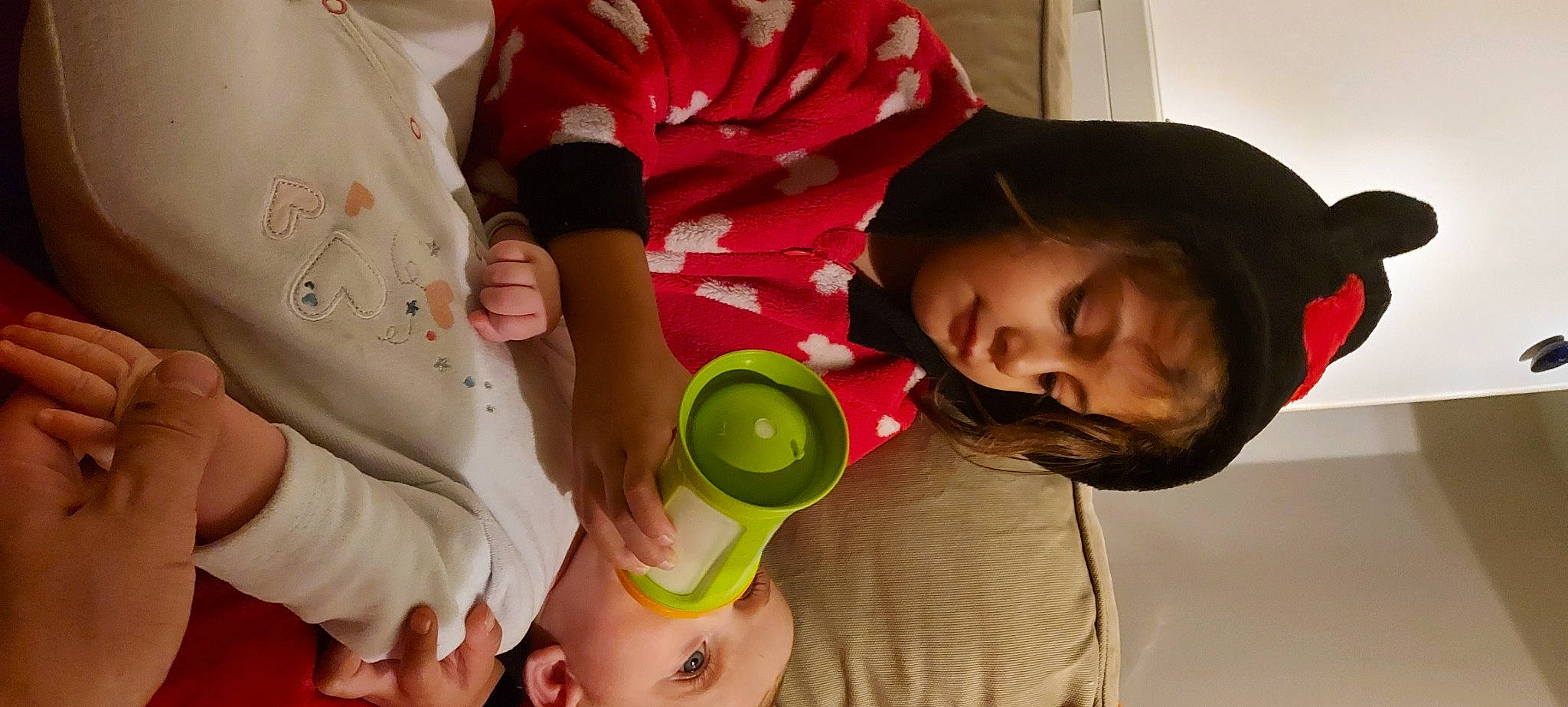 Paola a rejoint le concours — aidez-le/la à gagner de superbes lots ! baby, baby_products, child, cooking, drink, drinking, drinkware, ear, finger, food, fun, gesture, happy, mouth, nail, person, plastic_bottle, room, skin, tableware