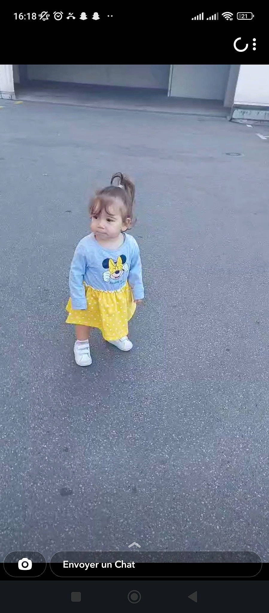 Nejma a rejoint le concours — aidez-le/la à gagner de superbes lots ! asphalt, baby, baby_toddler_clothing, child, concrete, electric_blue, flooring, fun, grass, person, play, recreation, road, road_surface, shadow, sidewalk, sitting, sleeve, soil, tar