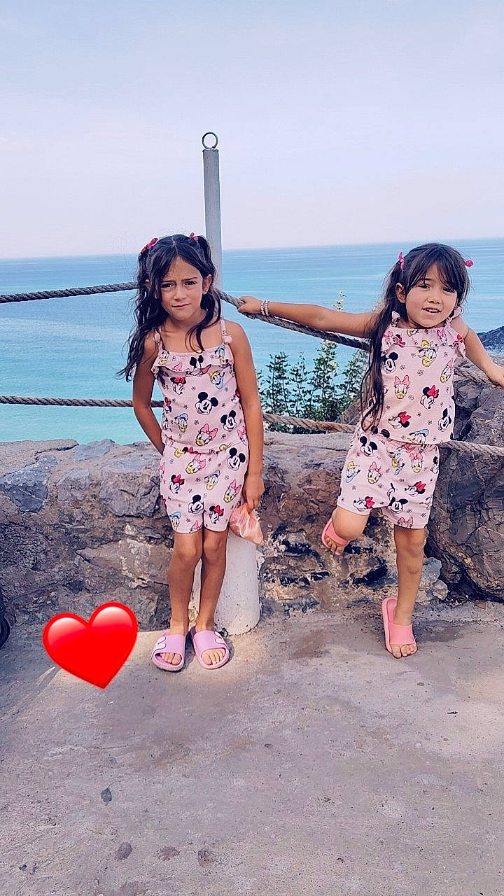 Nayla participe au concours pour gagner de l'argent avec cette photo : azure, body_of_water, dress, face, fashion, flash_photography, fun, gesture, hairstyle, happy, human_body, joy, leg, leisure, people_in_nature, people_on_beach, person, pink, sky, standing