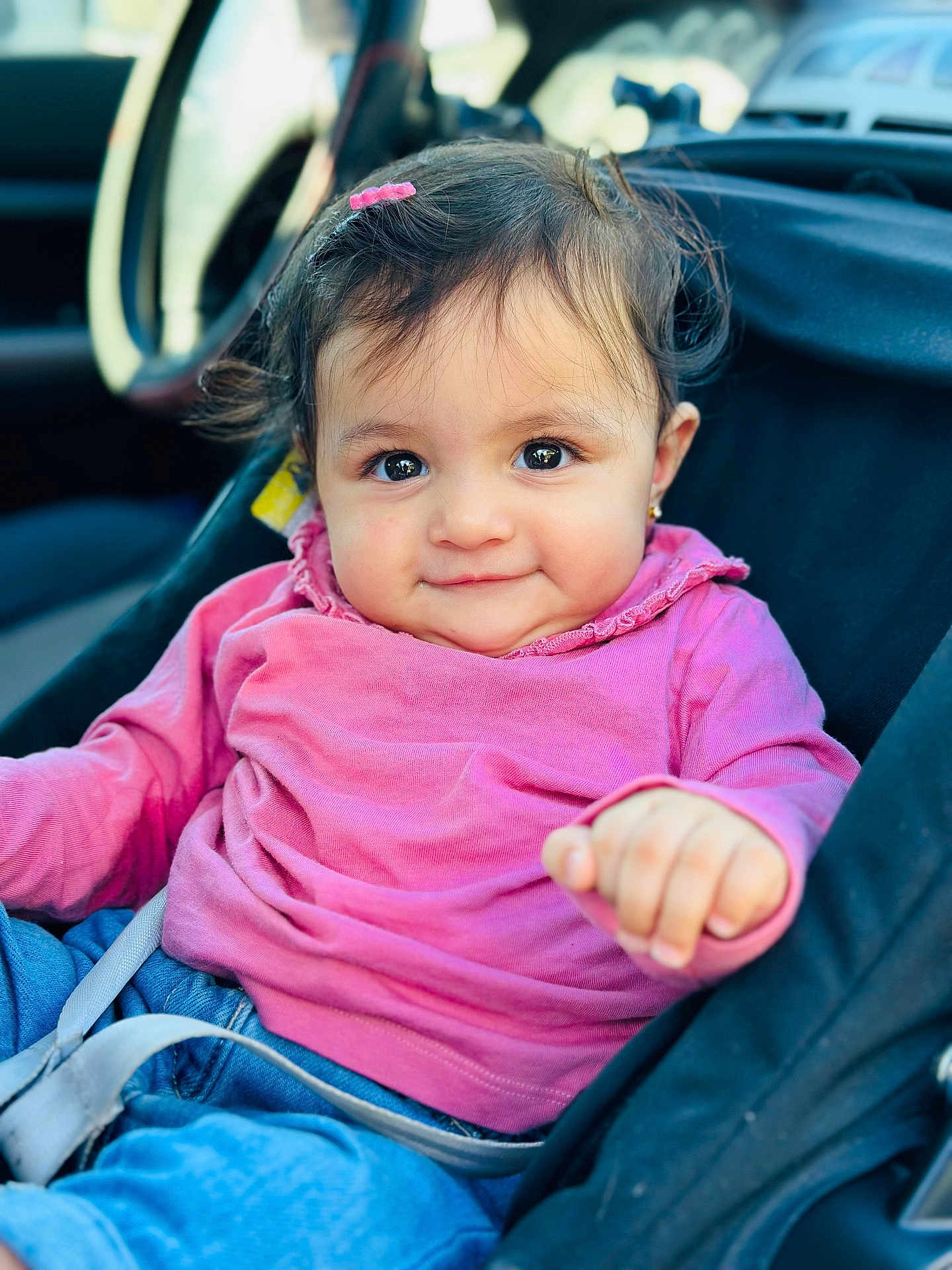 Layane a rejoint le concours — aidez-le/la à gagner de superbes lots ! baby, child, car_seat, pink_clothing, blue_jeans, smile, face, eyes, hair_clip, indoor, seatbelt, cute, infant, person, portrait, young_child, happy, casual_clothing, sitting, closeup