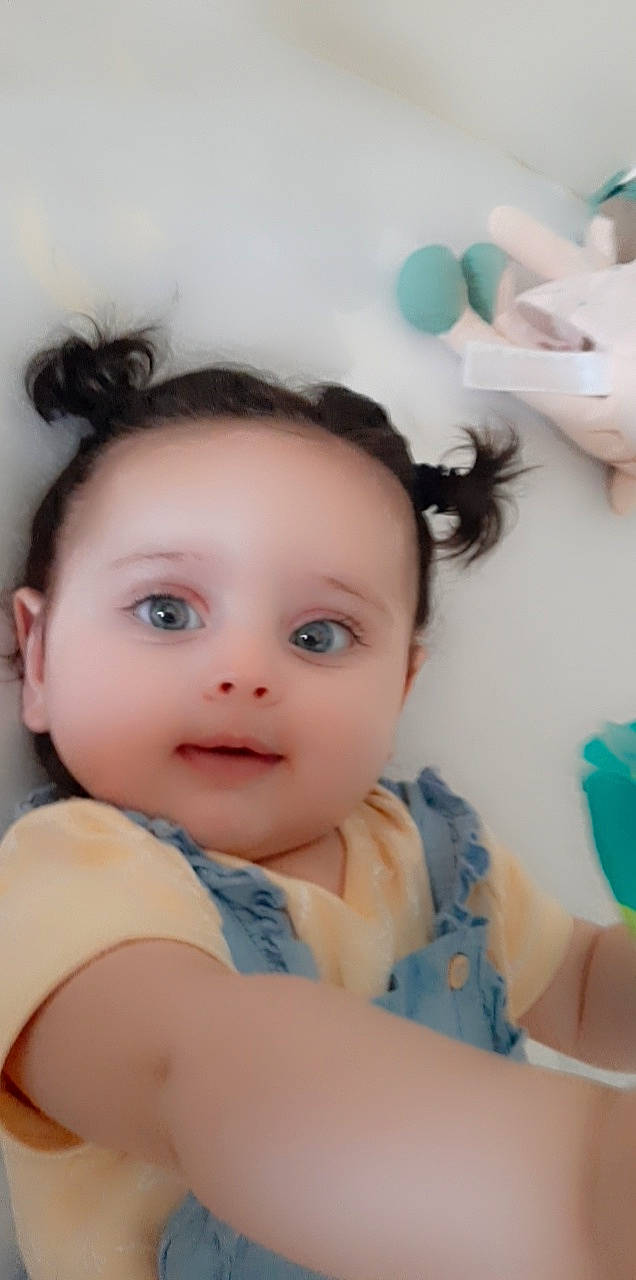 Leya a rejoint le concours — aidez-le/la à gagner de superbes lots ! azure, baby_toddler_clothing, cheek, chin, eye, eyebrow, eyelash, flash_photography, hair, hairstyle, happy, head, iris, lip, neck, nose, person, pink, skin, textile